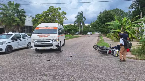 El motociclista quedó tendido sobre el pavimento.