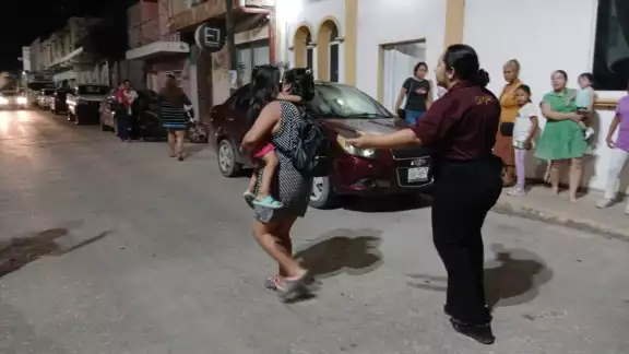 DIF y SPSC aseguran a menor expuesta a riesgo en bar del Centro de Escárcega DIF y SPSC aseguran a menor expuesta a riesgo en bar del Centro de Escárcega