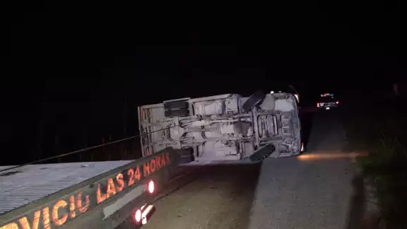Un conductor de Jumex volcó en la carretera Escárcega-Candelaria, sufriendo lesiones graves en el brazo izquierdo