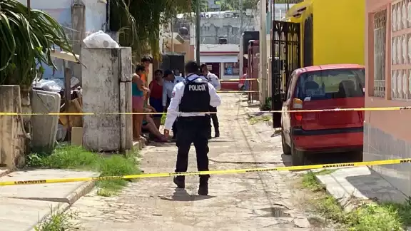 Un hombre murió en la vía pública en Flor de Limón tras tocar cables de media tensión mientras pintaba en el techo de su casa. Un hombre murió en la vía pública en Flor de Limón tras tocar cables de media tensión mientras pintaba en el techo de su casa.