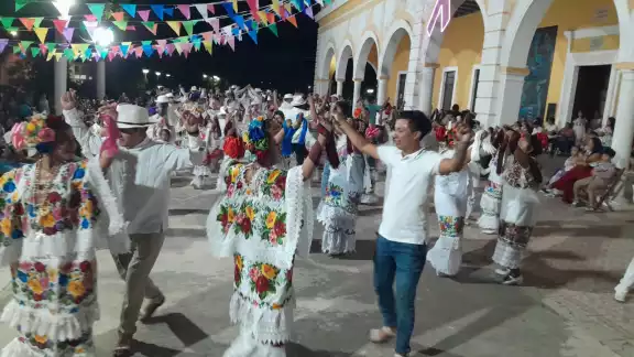 Los asistentes disfrutaron de la música y bailables. Los asistentes disfrutaron de la música y bailables.