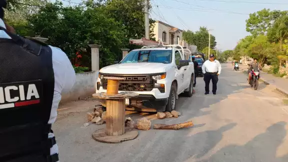 Afectados bloquearon al paso de la unidad con palos y piedras como forma de presión