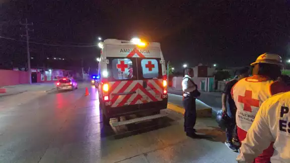 Paramédicos de la Cruz Roja atendieron al hombre baleado. Paramédicos de la Cruz Roja atendieron al hombre baleado.