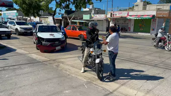 Un motociclista colombiano provocó un choque con un taxi en la avenida Gobernadores de Campeche