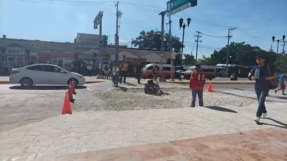En el Centro Histórico de Campeche se están retirando pasos peatonales elevados como parte de un proyecto de remodelación urbana
