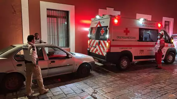 Una discusión de pareja en el centro de la ciudad terminó con una mujer con crisis nerviosa tras presuntamente ser atropellada por su pareja. Una discusión de pareja en el centro de la ciudad terminó con una mujer con crisis nerviosa tras presuntamente ser atropellada por su pareja.