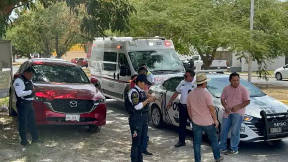 Le cierra el paso a repartidor Le cierra el paso a repartidor