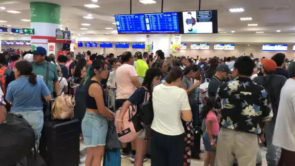 El aeropuerto de Cancún se convirtió en un verdadero caos, pero también en un gran karaoke