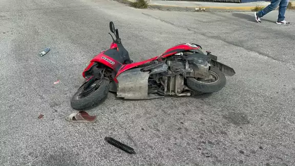 Un "jinete" de la tercera edad fue llevado al hospital tras chocar su motocicleta contra una camioneta