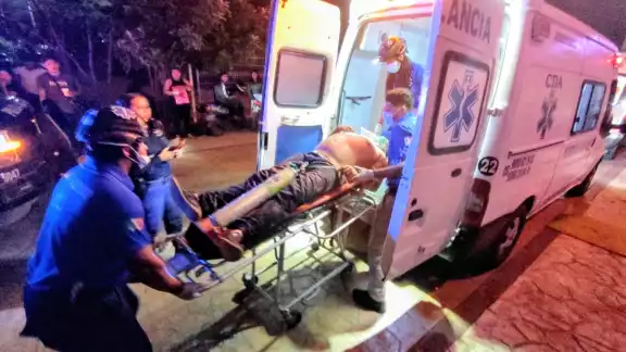 El hombre fue trasladado de emergencia a un hospital. El hombre fue trasladado de emergencia a un hospital.