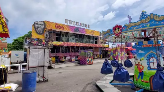 Una joven denunció que fue tocada inapropiadamente en la atracción “Dark Side” de la Feria de Carmen 2024. Una joven denunció que fue tocada inapropiadamente en la atracción “Dark Side” de la Feria de Carmen 2024.