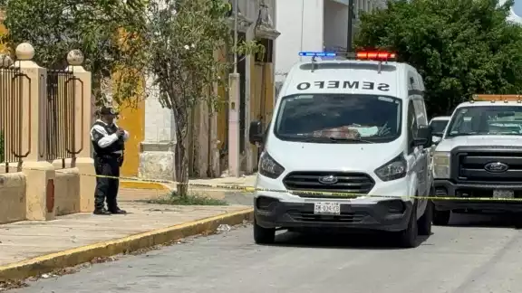 Vecinos alertados por olor a descomposición proveniente de un auto Vecinos alertados por olor a descomposición proveniente de un auto