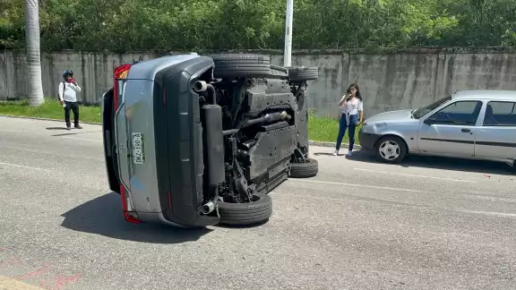La mujer se distrajo y chocó contra un coche estacionado La mujer se distrajo y chocó contra un coche estacionado