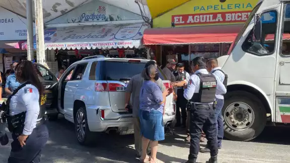 El camión no pudo evitar la camioneta que bloqueaba dos carriles El camión no pudo evitar la camioneta que bloqueaba dos carriles