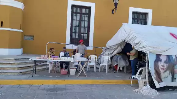 Casi un año de lucha: Extrabajadores del Ayuntamiento de Campeche reclaman derechos laborales mientras venden antojitos Casi un año de lucha: Extrabajadores del Ayuntamiento de Campeche reclaman derechos laborales mientras venden antojitos