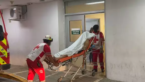 Paramédicos hicieron el traslado de emergencia de la víctima al hospital. Paramédicos hicieron el traslado de emergencia de la víctima al hospital.
