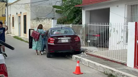 Una conductora perdió el control de su vehículo y chocó contra una vivienda en el barrio San Francisco. Una conductora perdió el control de su vehículo y chocó contra una vivienda en el barrio San Francisco.