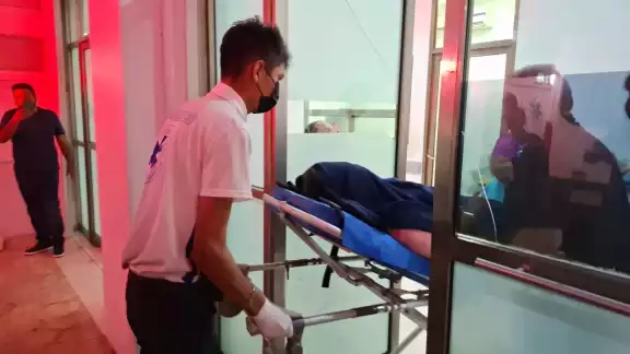 La mujer fue llevada al hospital debido a sus heridas tras ser "levantada". La mujer fue llevada al hospital debido a sus heridas tras ser "levantada".