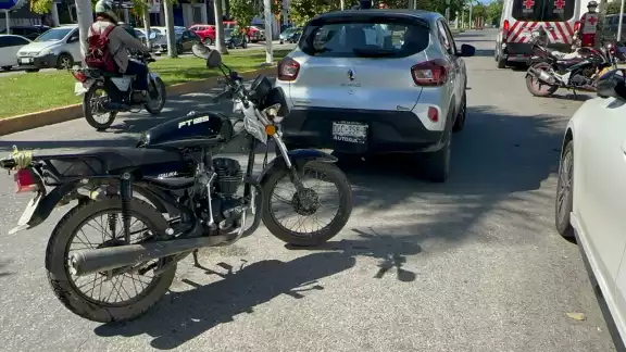 Pareja en moto sufre accidente por exceso de velocidad; una mujer lesionada Pareja en moto sufre accidente por exceso de velocidad; una mujer lesionada