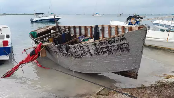 La Capitanía de Puerto de Isla Mujeres remolcó una embarcación hechiza de presuntos traficantes de indocumentados La Capitanía de Puerto de Isla Mujeres remolcó una embarcación hechiza de presuntos traficantes de indocumentados