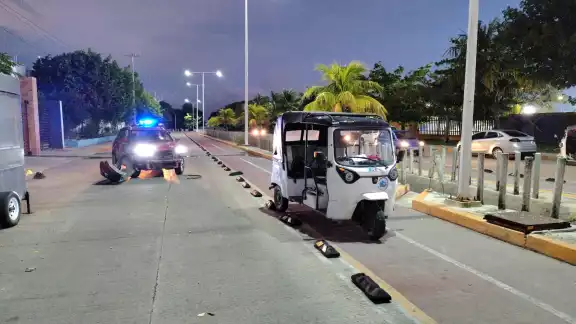 Aparatoso choque entre pochimóvil y camioneta Aparatoso choque entre pochimóvil y camioneta