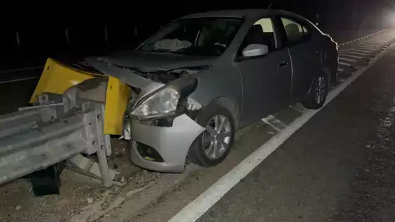 Impacta muro metálico en estado de ebriedad y escapa del lugar