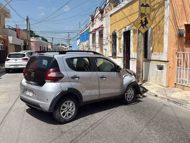 Abuelita termina impactada contra un poste