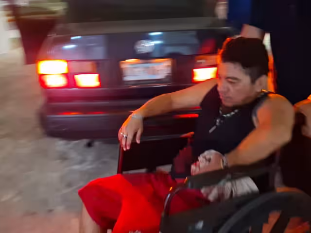 Hombre fue baleado, por presunta venganza de su vecino, y llevado en auto para ser tratado.