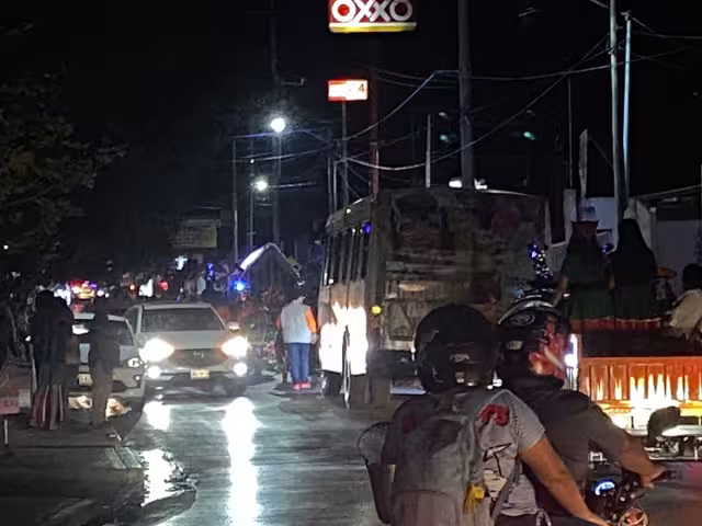 Vehículo de transporte se le avienta a caravana migrante en Campeche.