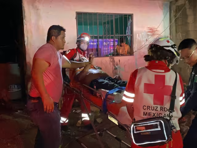 Paramédicos de la Cruz Roja Mexicana asistió al sitio para auxiliar a las víctimas.