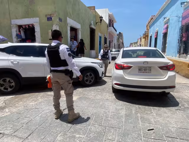 No respeta alto y provoca choque en pleno Centro de la ciudad