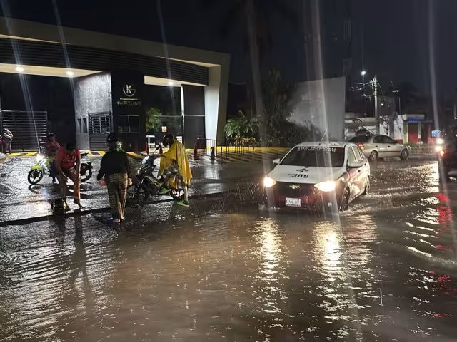 Vecinos bloquean Carretera Antigua a Hampolol