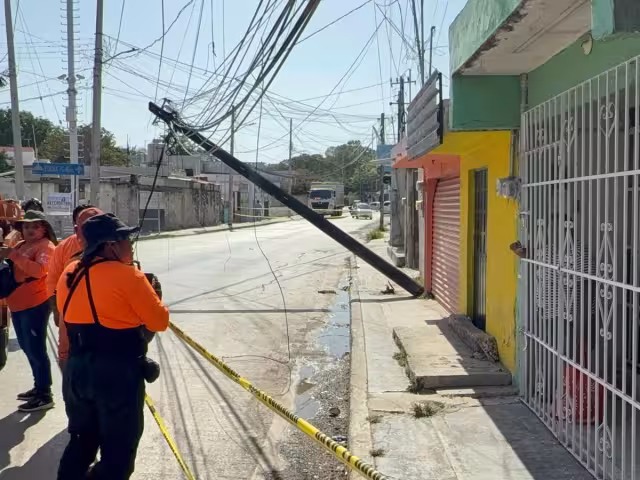 Destruye tres postes con su camión e intenta huir, pero vecinos lo detienen