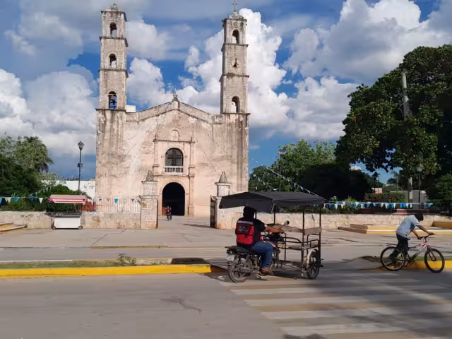 Un apagón peninsular afectó la misa de cuerpo presente en honor a Rigoberto Uicab Cruz en Calkiní.