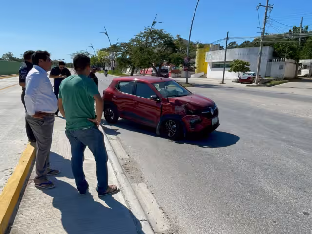 Explota llanta y vehículo termina en el corralón tras accidente en Campeche
