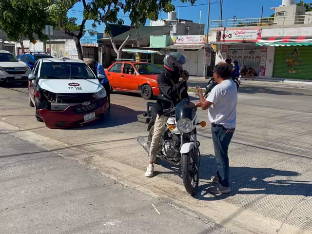 Un motociclista colombiano provocó un choque con un taxi en la avenida Gobernadores de Campeche
