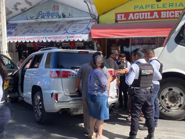 El camión no pudo evitar la camioneta que bloqueaba dos carriles