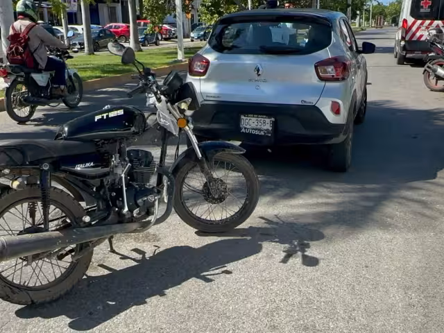 Pareja en moto sufre accidente por exceso de velocidad; una mujer lesionada