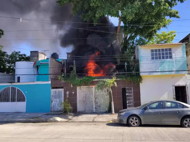 Un voraz incendio se registró la mañana de este viernes en la colonia Renovación de Campeche.