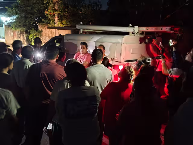 Los habitantes afectados retuvieron a los empleados de la CFE.