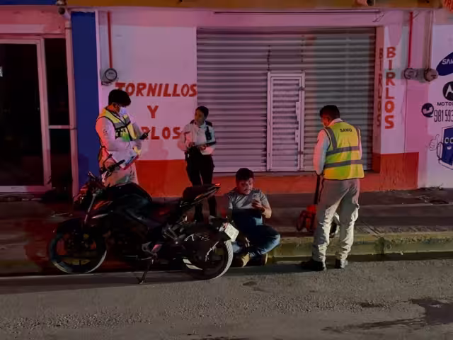 Paramédicos auxilian a motociclista que chocó en estado de ebriedad