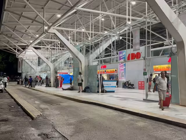 Autoridades  exhortan a la población a no salir de casa a partir de las 10:00 de la noche puesto que se cancelará el uso del transporte público.