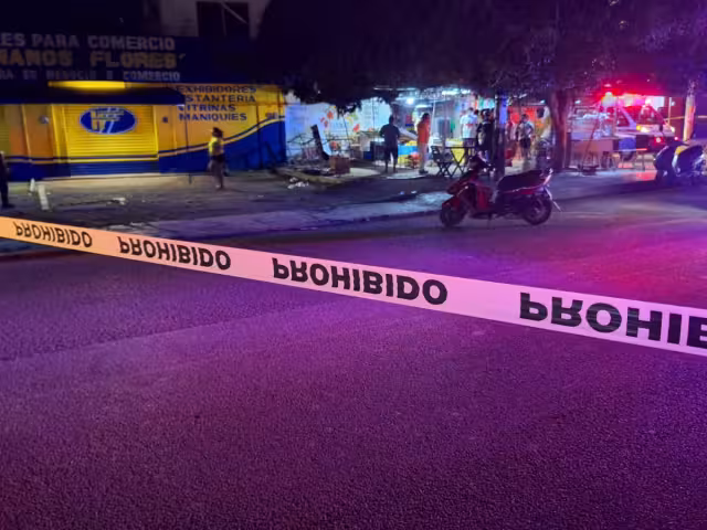Asesinan a taquero frente a sus clientes; al lugar asistieron paramédicos