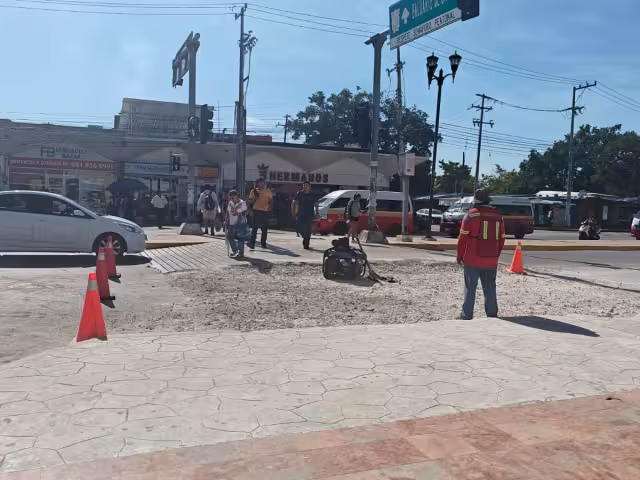 En el Centro Histórico de Campeche se están retirando pasos peatonales elevados como parte de un proyecto de remodelación urbana