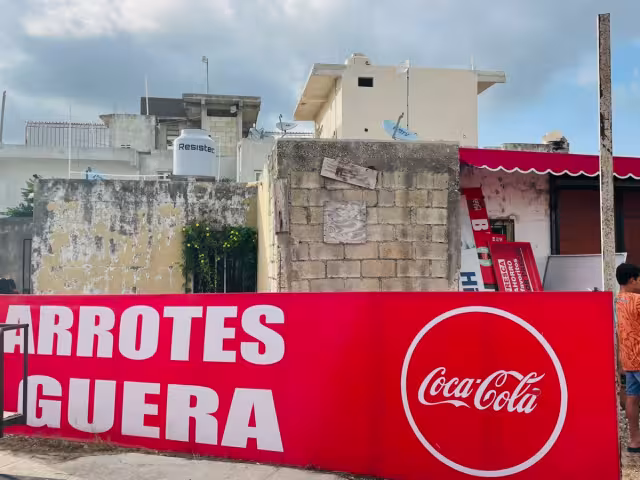 Se incendia tienda de abarrotes “La Güera” en Puerto Aventuras; vecinos de Quintana Roo controlan el fuego.