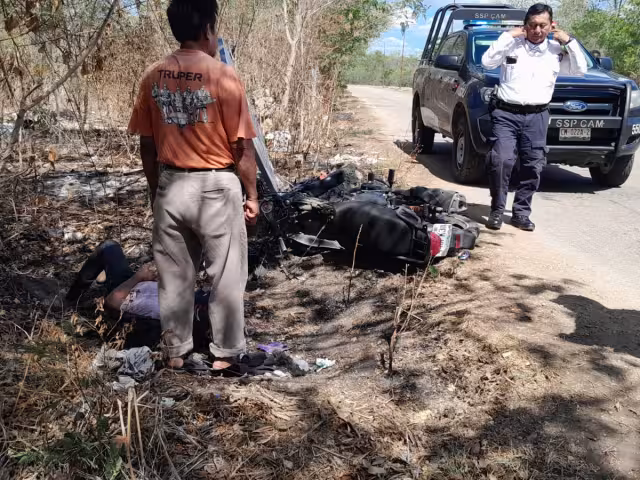 Motociclista se estrella contra un espectacular tras ser sacado de la carretera por un vehículo desconocido.