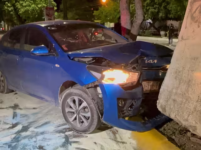 Se proyectó contra el monumento a los exgobernadores, destruyendo su auto.