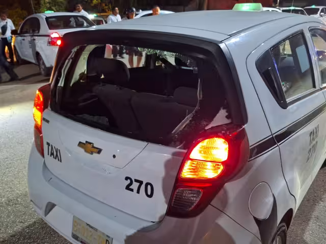 El taxista terminó con el medallón destruido.