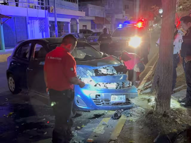 Un sujeto en estado de ebriedad chocó su coche Nissan March contra un árbol en la colonia Tepeyac y huyó tras el accidente