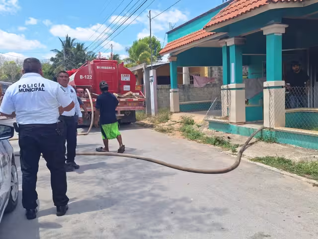 Un cortocircuito provocó un incendio en la casa de la maestra Teresita de Jesús Alonso Pech en San Antonio.